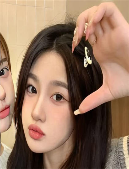 家庭主妇在榻榻米房间里色彩运用解析：色调选择与情绪表达分析，热门